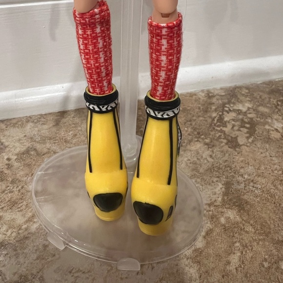 Bratz Study Abroad Cloe 2015 MGA Entertainment W/ extra shirt - Picture 3 of 9